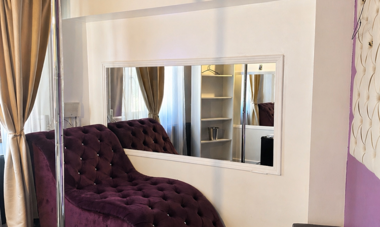 Deluxe room PURPLE 5 cu balcon si bara de dans