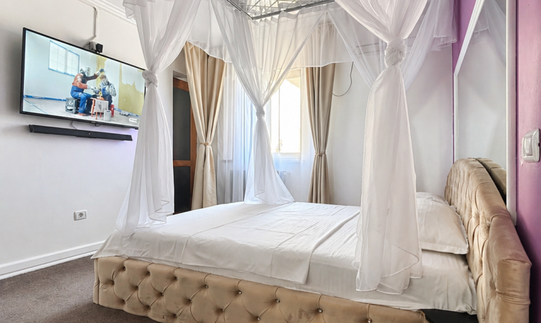 Deluxe room PURPLE 5 cu balcon si bara de dans
