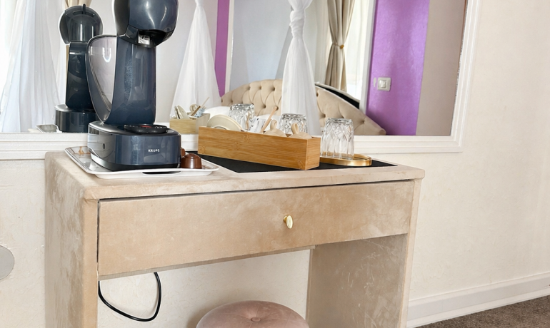 Deluxe room PURPLE 5 cu balcon si bara de dans