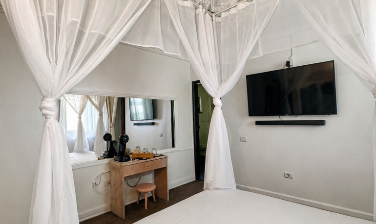 Deluxe room PURPLE 5 cu balcon si bara de dans