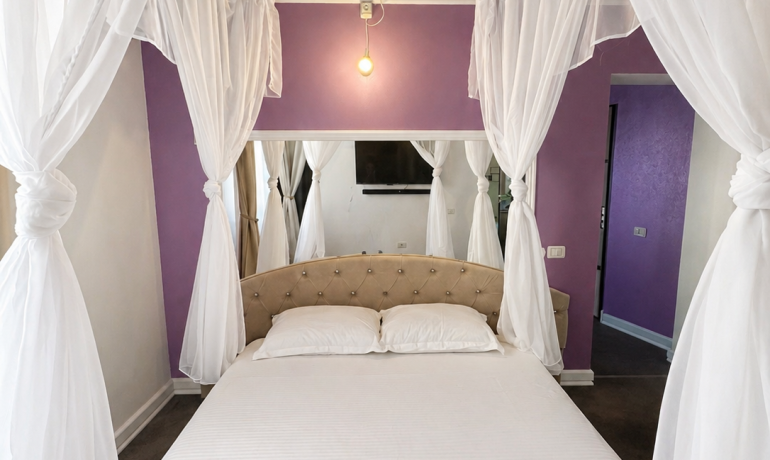 Deluxe room PURPLE 5 cu balcon si bara de dans