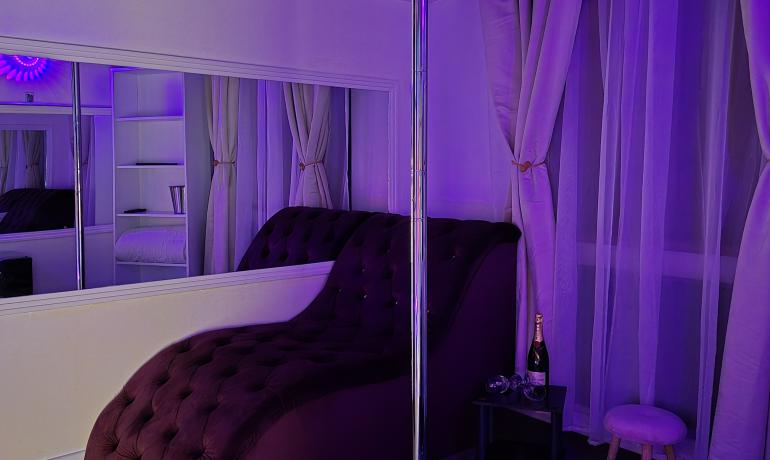 Deluxe room PURPLE 6 cu balcon si bara de dans