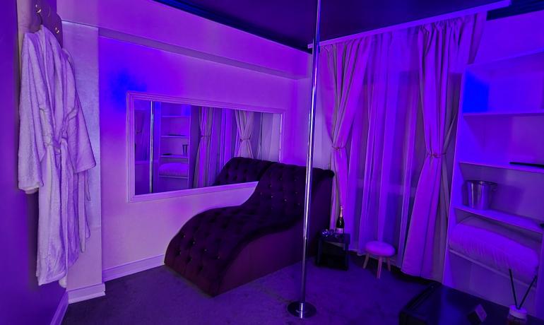 Deluxe room PURPLE 6 cu balcon si bara de dans