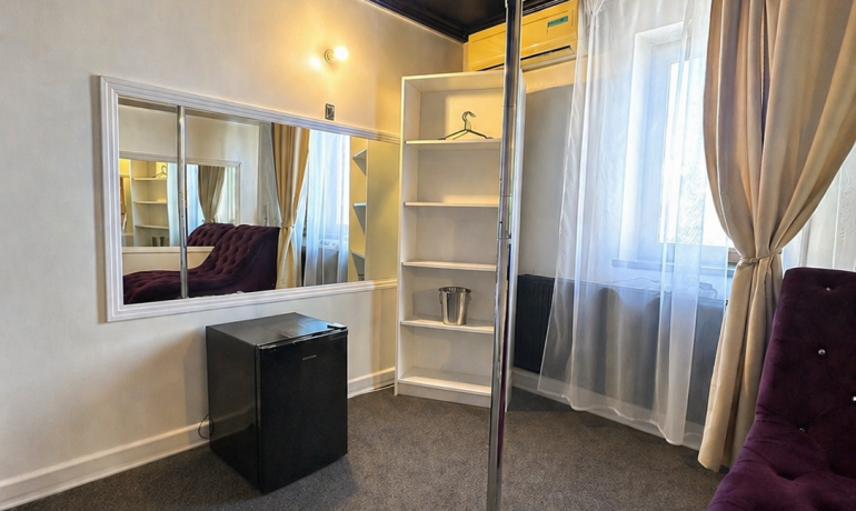 Deluxe room PURPLE 6 cu balcon si bara de dans