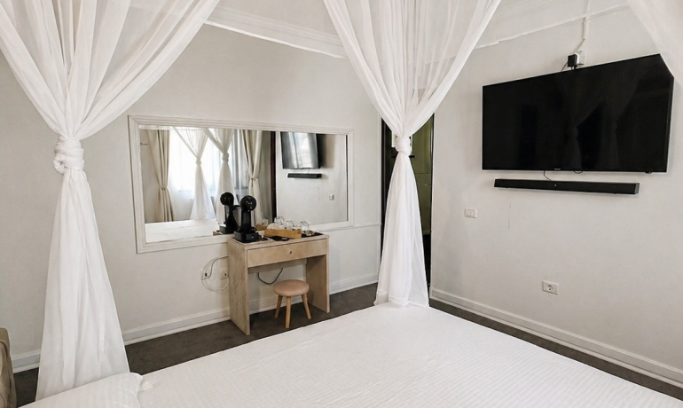 Deluxe room PURPLE 6 cu balcon si bara de dans