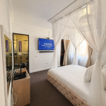 Deluxe room PURPLE 6 cu balcon si bara de dans