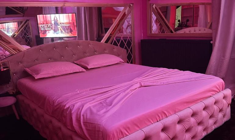 Deluxe room PINK 9 cu cada cu hidromasaj