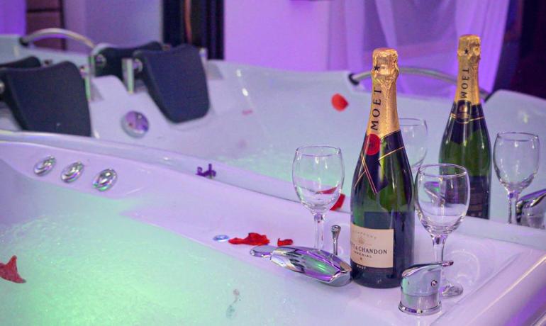 Deluxe room PINK 9 cu cada cu hidromasaj